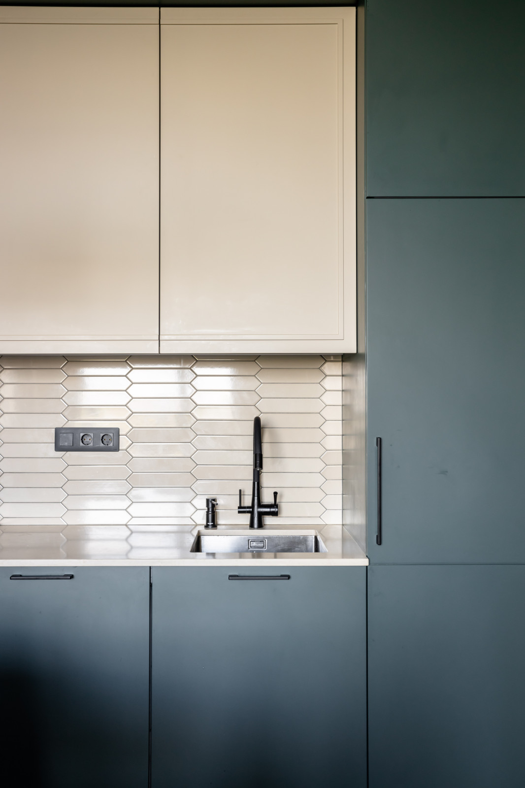 Минимализм и элегантность: кухня в одну стену