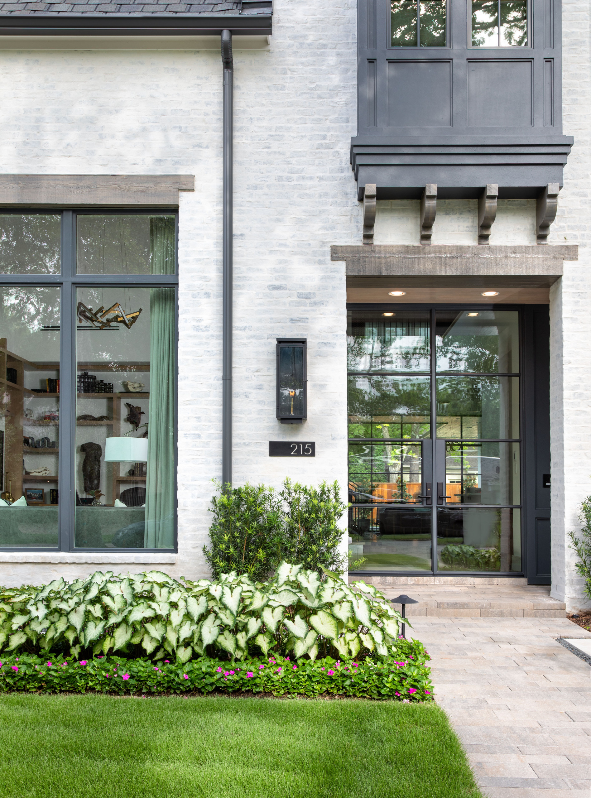 おしゃれな家の外観 縦張り の画像 21年9月 Houzz ハウズ