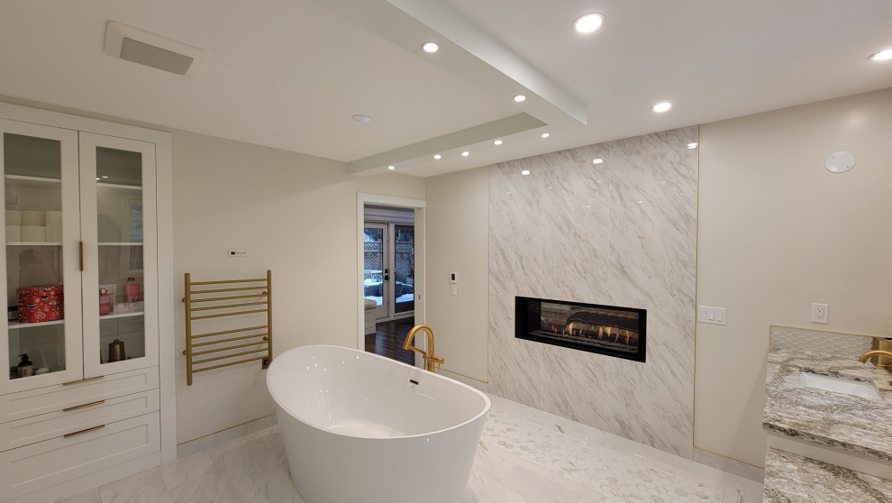 Inspiration för mellanstora klassiska en-suite badrum, med skåp i shakerstil, vita skåp, ett fristående badkar, en bidé, beige väggar, klinkergolv i porslin och bänkskiva i kvarts