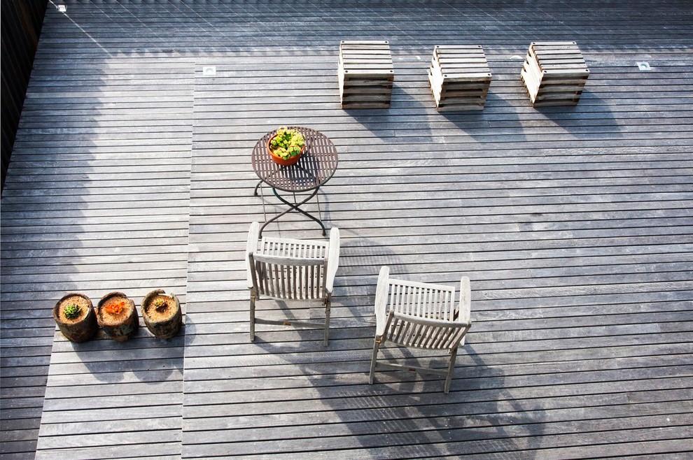 Design ideas for a contemporary deck in Melbourne.