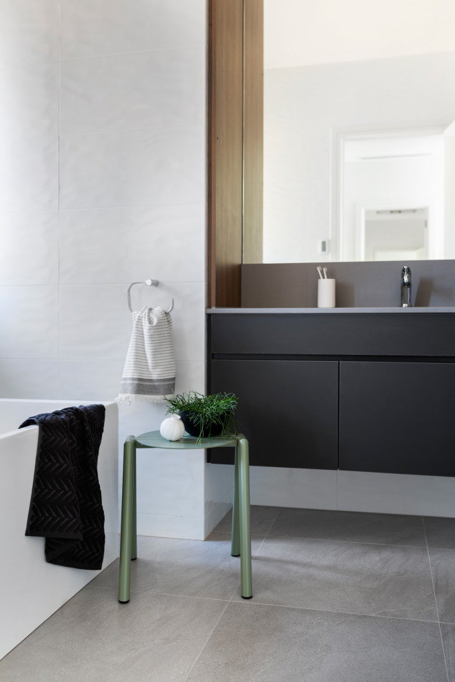 This is an example of a contemporary bathroom in Canberra - Queanbeyan.