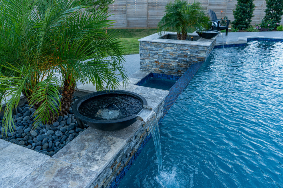 Diseño de piscina contemporánea extra grande rectangular en patio trasero con entablado