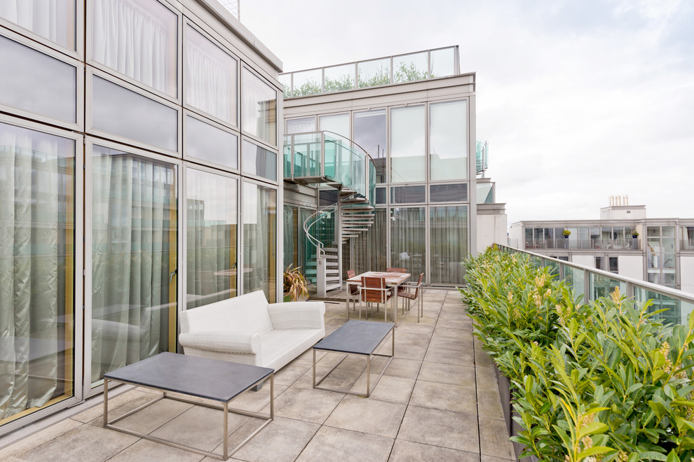 Large contemporary rooftop and first floor deck in Dublin.