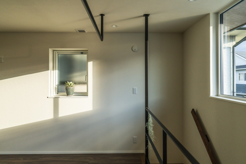 На фото: прямая универсальная комната среднего размера в стиле модернизм с темным паркетным полом, коричневым полом, потолком с обоями и обоями на стенах с