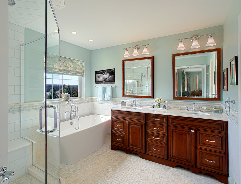 Foto di una stanza da bagno classica con ante con bugna sagomata, ante in legno bruno e pareti blu