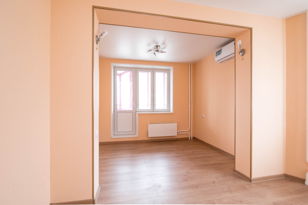 Diseño de dormitorio actual de tamaño medio sin chimenea con paredes beige, suelo de linóleo, suelo beige y papel pintado