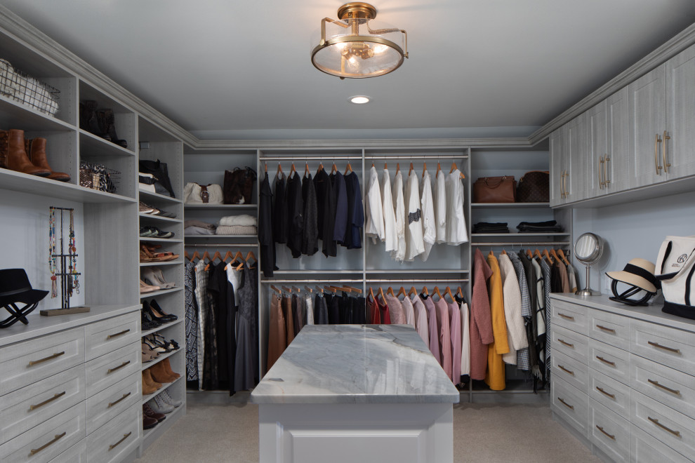 Ejemplo de armario vestidor de mujer clásico renovado con armarios estilo shaker, puertas de armario grises y suelo gris