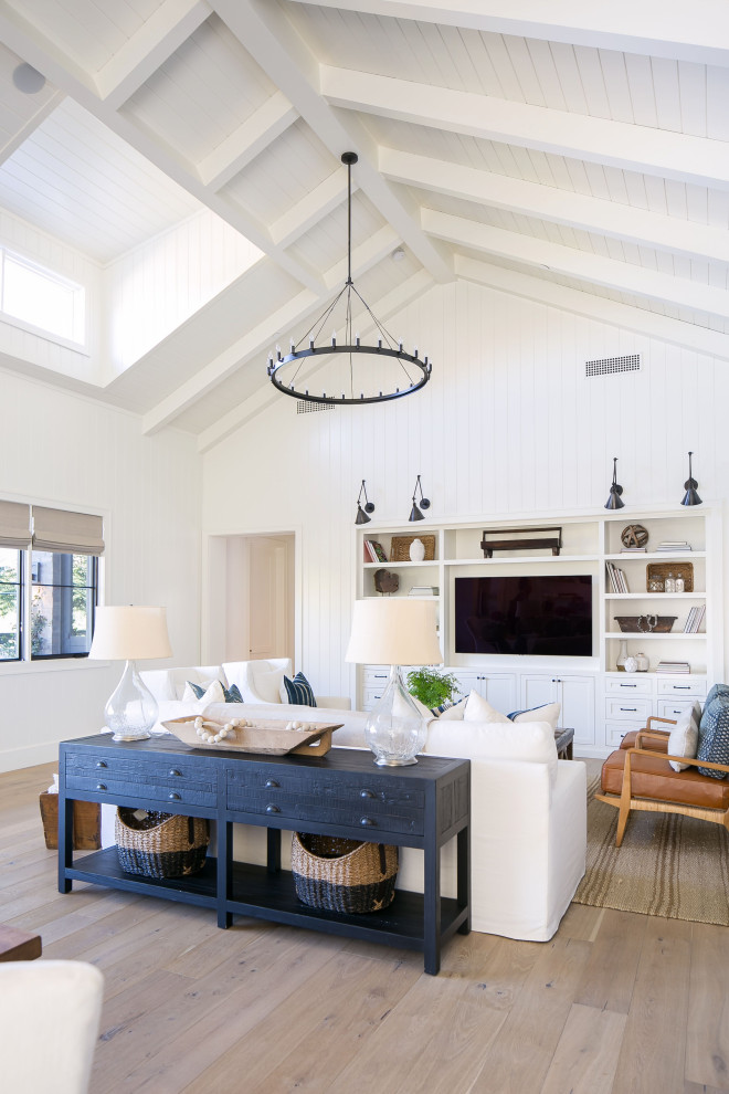 Mittelgroßes Modernes Wohnzimmer mit weißer Wandfarbe, hellem Holzboden, Multimediawand, weißem Boden und freigelegten Dachbalken in Phoenix