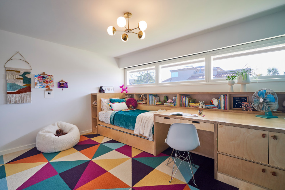 Пример оригинального дизайна: детская среднего размера в стиле ретро с спальным местом, белыми стенами, разноцветным полом и ковровым покрытием для девочки, ребенка от 4 до 10 лет