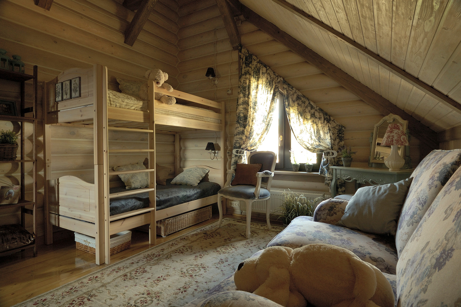 Детская комната на мансарде бревенчатого дома