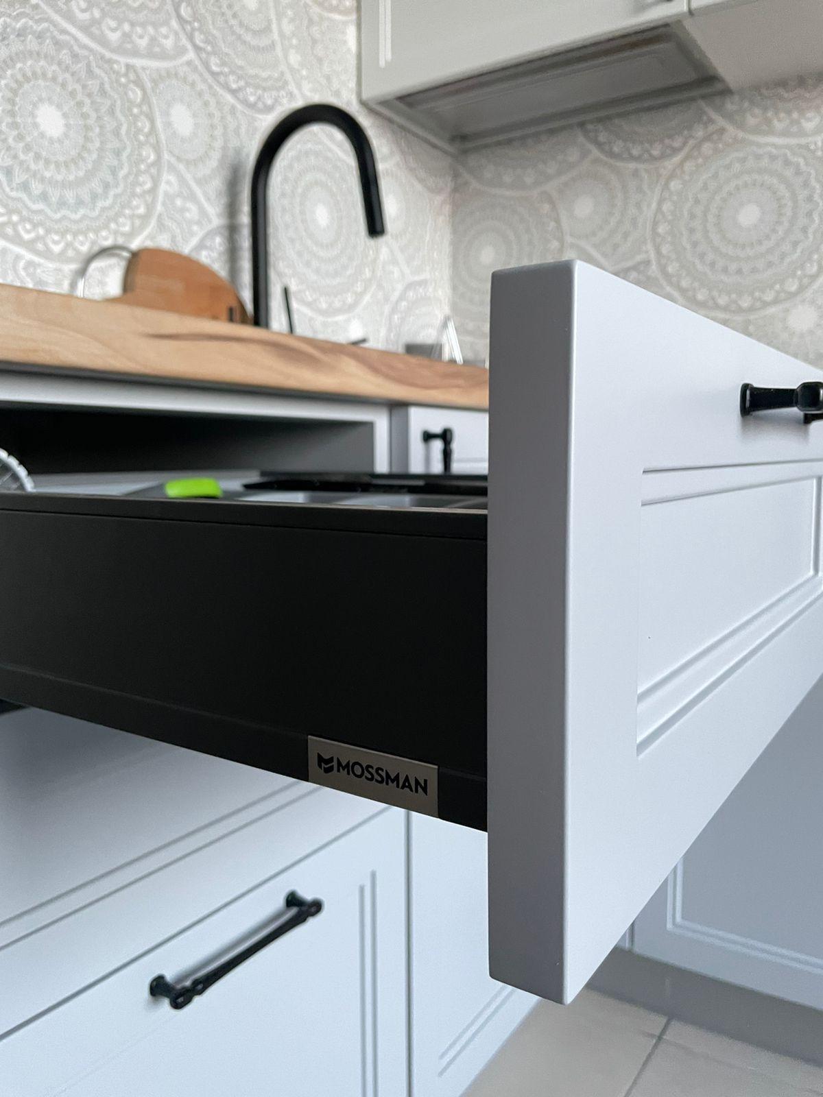 Кухонный гарнитур AVALON в сочетании серого и белого