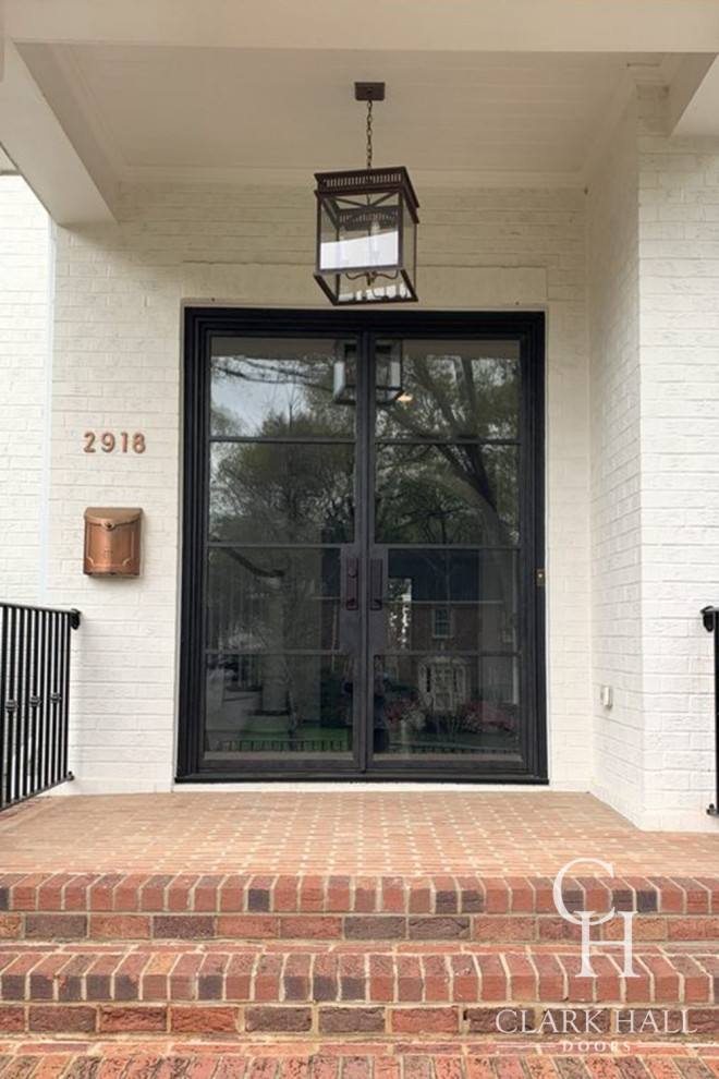 Große Moderne Haustür mit weißer Wandfarbe, Doppeltür und schwarzer Haustür in Charlotte