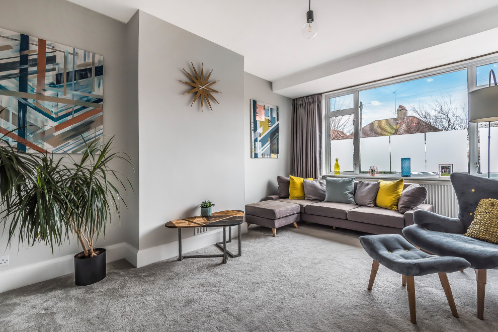 Mittelgroßes, Repräsentatives, Abgetrenntes Modernes Wohnzimmer ohne Kamin mit grauer Wandfarbe, Teppichboden, TV-Wand und grauem Boden in Kent
