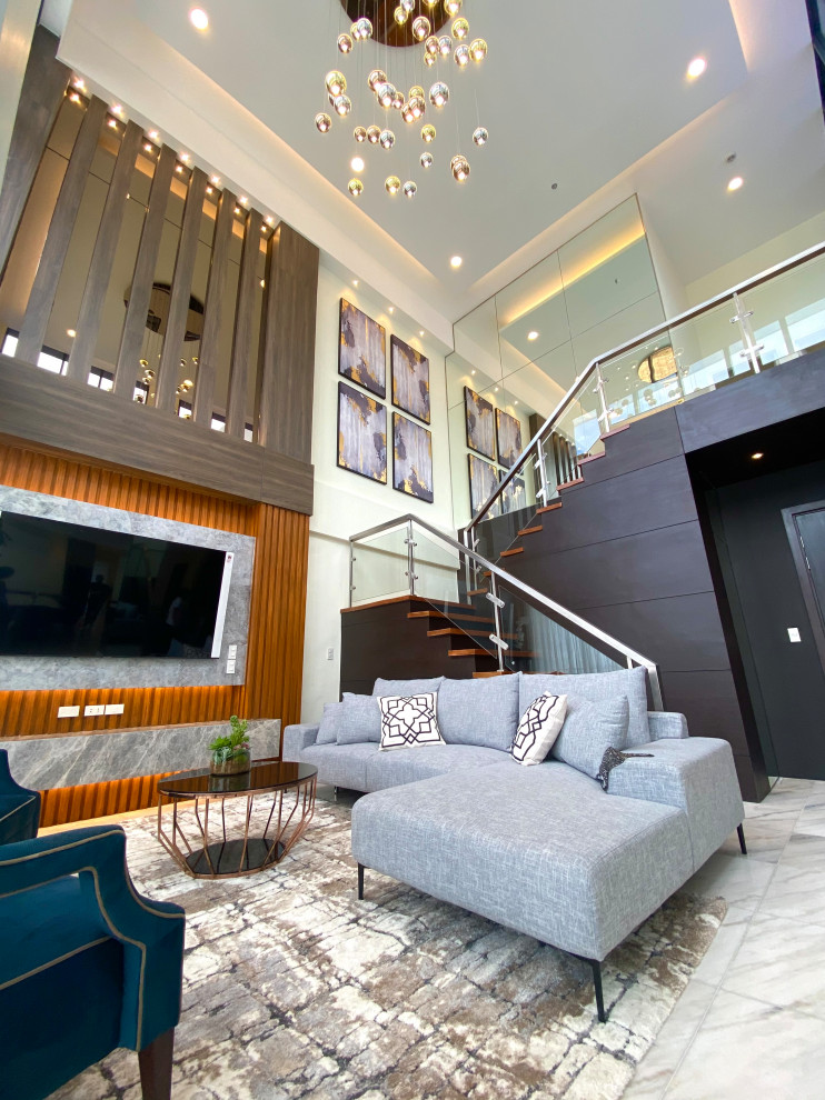 Idee per un grande soggiorno design aperto con pareti bianche, pavimento in marmo, parete attrezzata e pavimento bianco