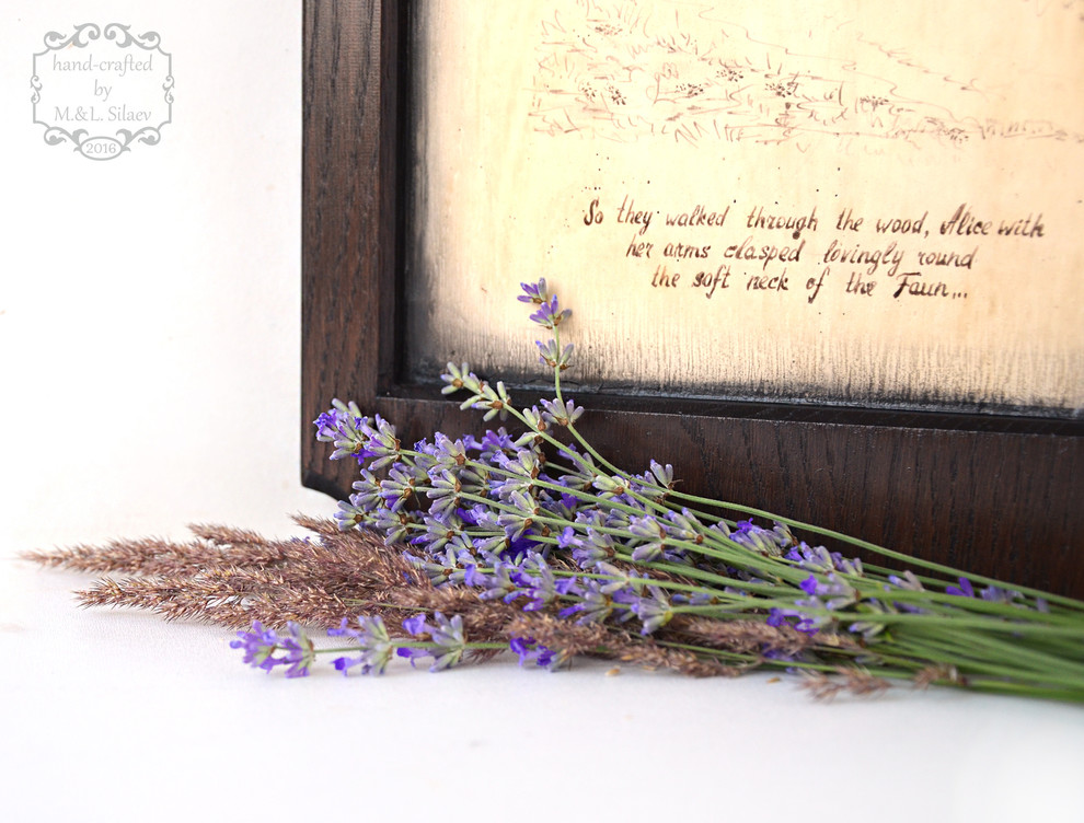 Графика на дубе "Алиса в зазеркалье" для украшения интерьера.