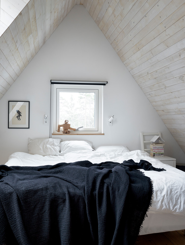 Photo of a small scandinavian bedroom in Stockholm with beige walls.
