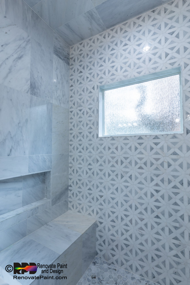 Exemple d'une grande salle de bain tendance avec des portes de placard grises, une douche à l'italienne, un carrelage gris, du carrelage en marbre, un mur beige, un sol en marbre, un lavabo encastré, un plan de toilette en quartz modifié, un sol gris, un plan de toilette blanc, un banc de douche et meuble double vasque.