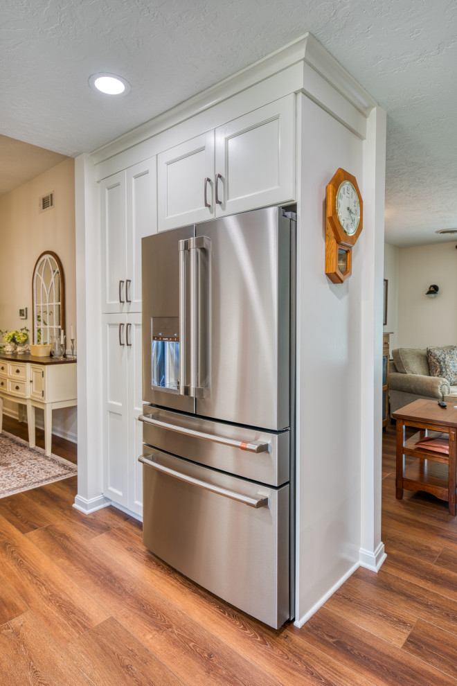 Kitchen - transitional kitchen idea