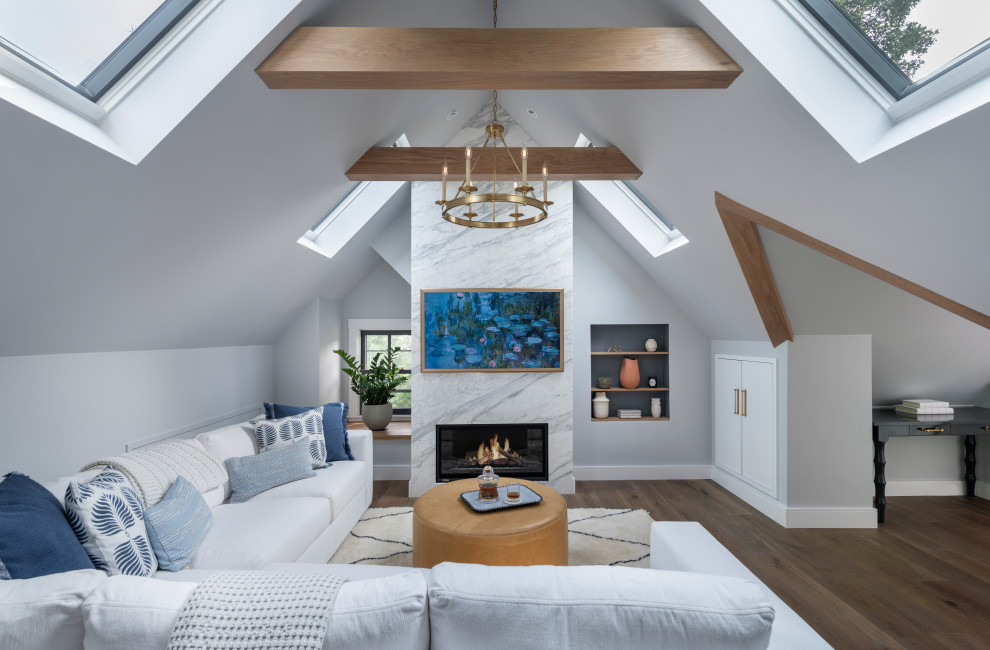 Источник вдохновения для домашнего уюта: гостиная комната в стиле неоклассика (современная классика) с балками на потолке