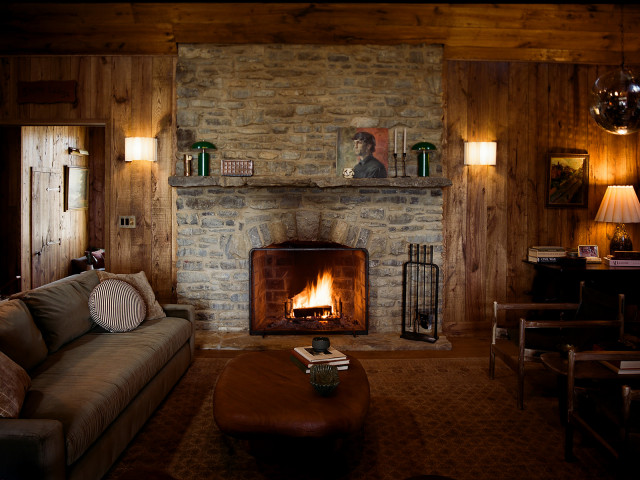 Stone Cabin | River Boy Scout Retreat rustico-salon