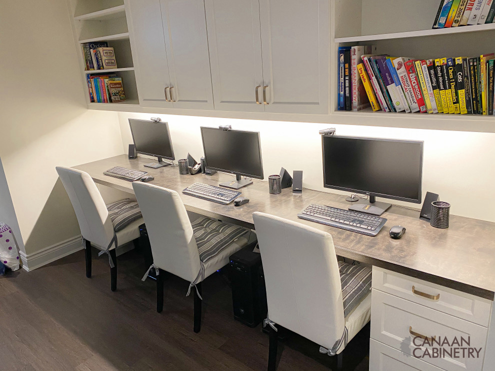 Example of a transitional home design design in Toronto