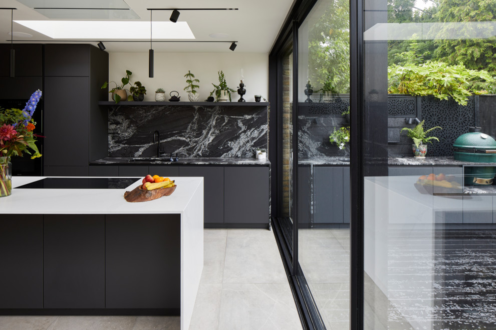 Offene, Einzeilige, Mittelgroße Moderne Küche mit flächenbündigen Schrankfronten, schwarzen Schränken, Quarzwerkstein-Arbeitsplatte und Kücheninsel in London