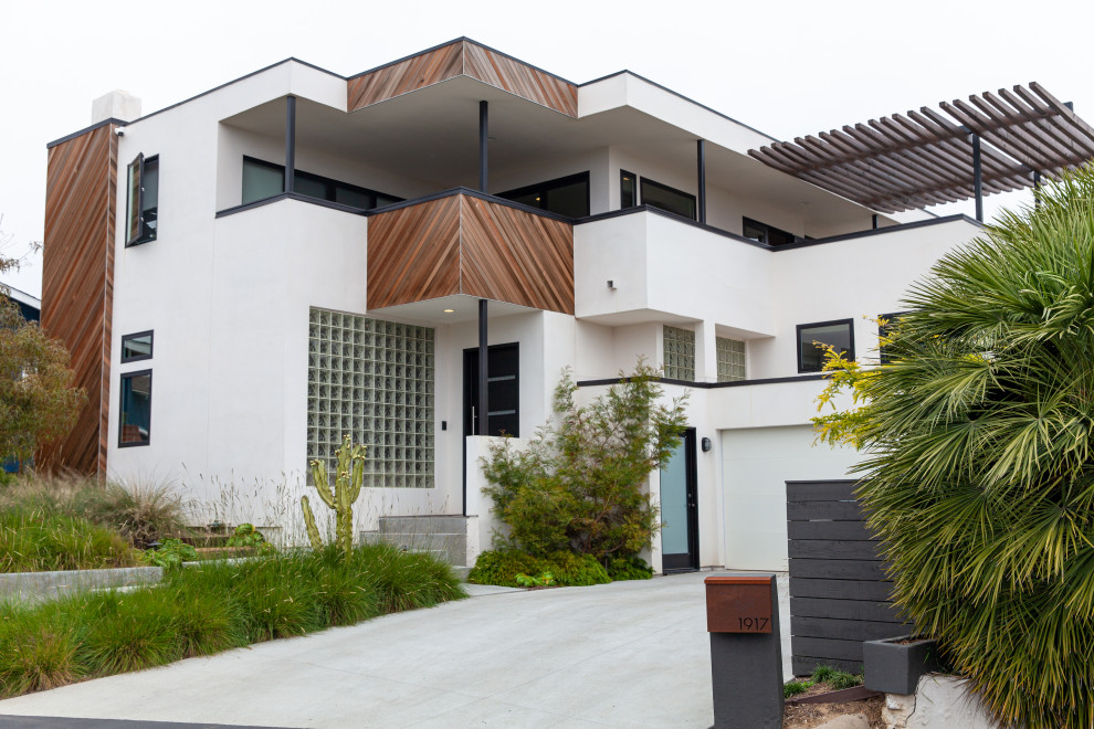 Idée de décoration pour une grande façade de maison minimaliste.