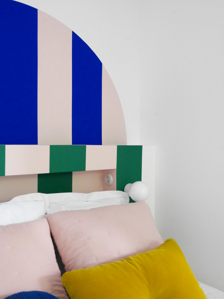 Réalisation d'une petite chambre parentale minimaliste avec un mur multicolore et verrière.