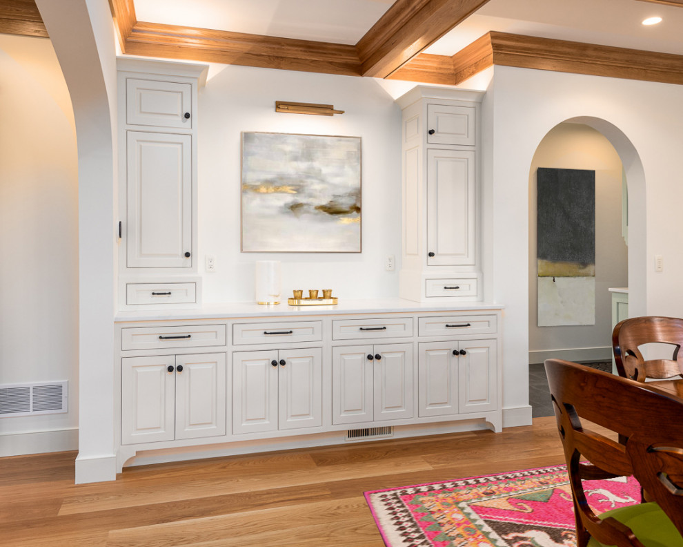 Aménagement d'une grande salle à manger ouverte sur le salon classique avec un mur blanc, un sol en bois brun, un sol marron et un plafond à caissons.