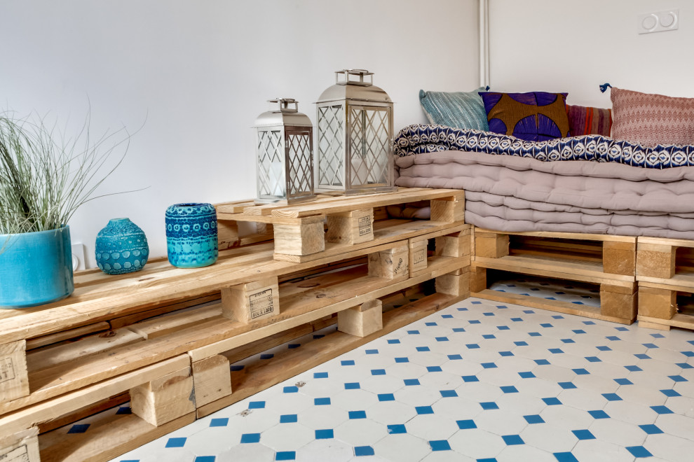 На фото: домашняя мастерская среднего размера в стиле фьюжн с белыми стенами, полом из керамической плитки, отдельно стоящим рабочим столом и синим полом