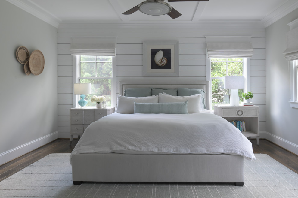 Пример оригинального дизайна: большая хозяйская спальня в морском стиле с белыми стенами, паркетным полом среднего тона, коричневым полом и кессонным потолком без камина