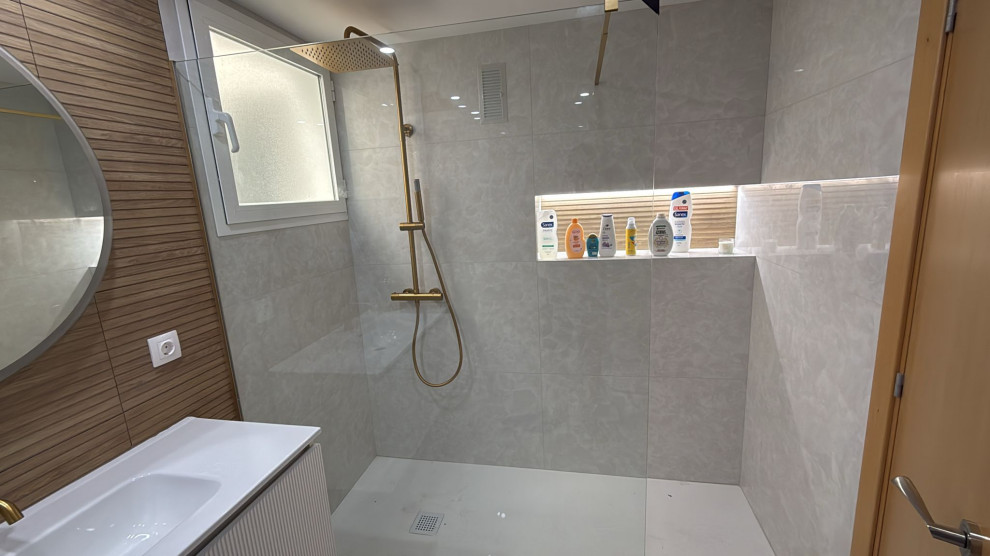 Cuarto de Baño con Diseño de Iluminación