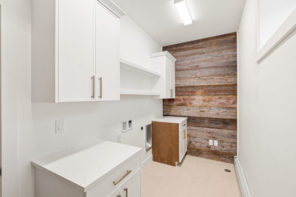 Einzeiliger, Mittelgroßer Moderner Hauswirtschaftsraum mit weißer Wandfarbe in Denver