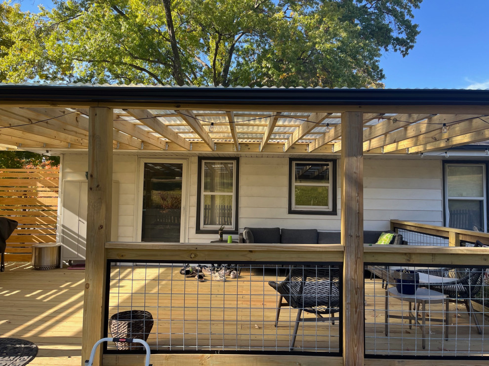 Covered Ground-Level Deck in Lake Waukomis, MO