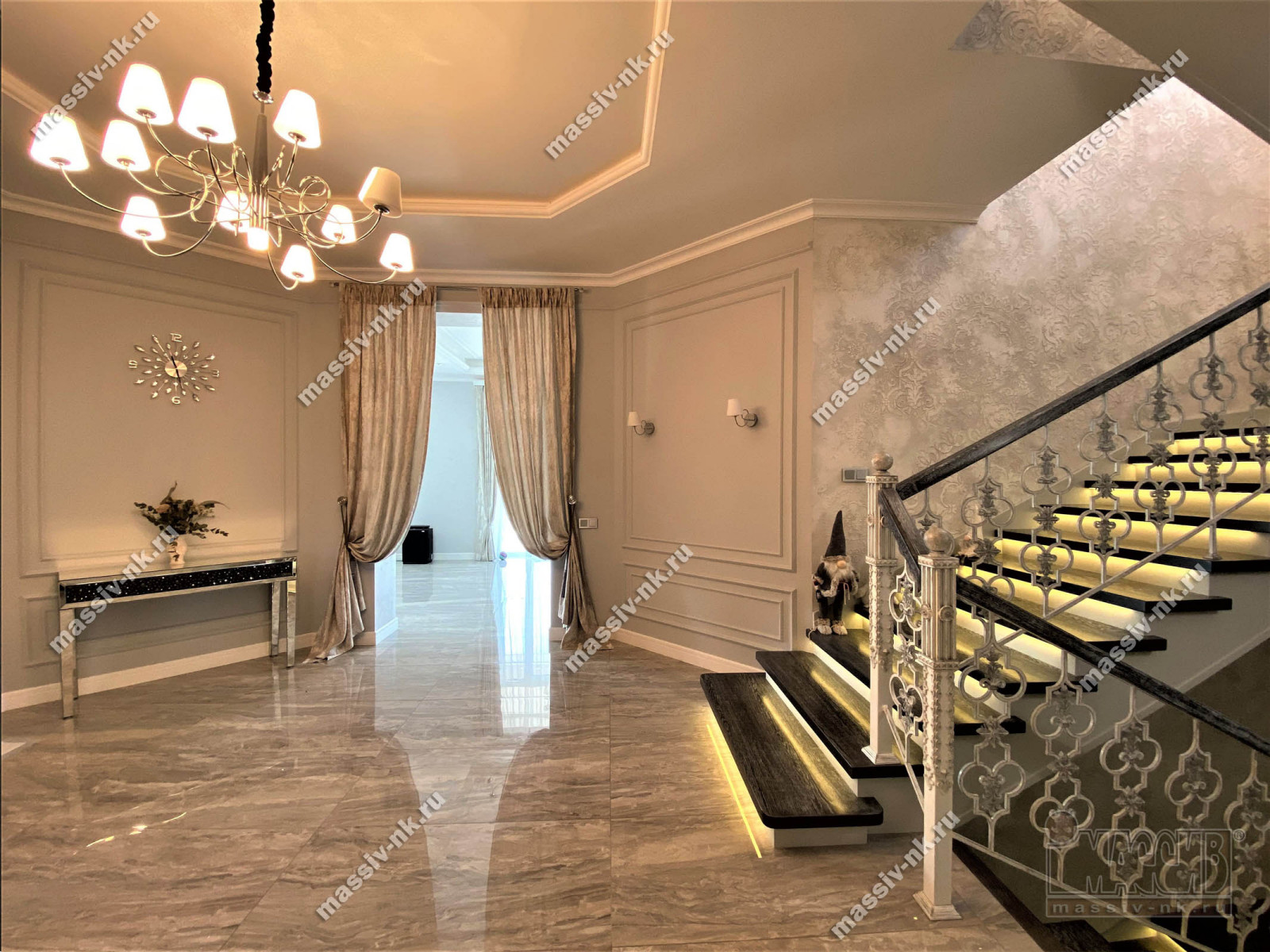 Лестница на металлокаркасе с кованым ограждением