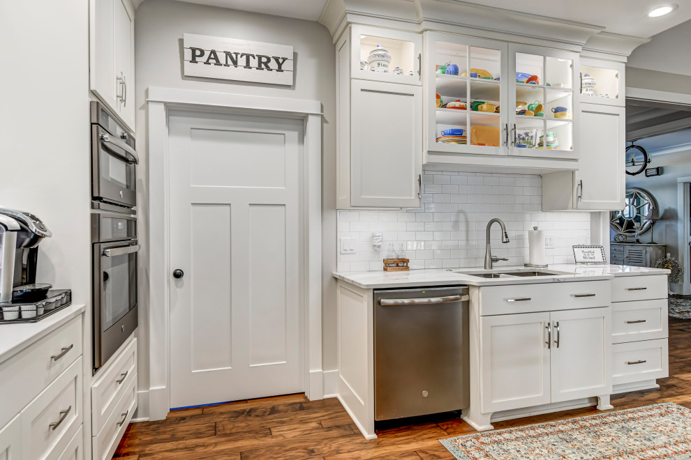 Kitchen - transitional kitchen idea in Chicago