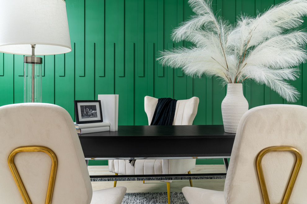 Immagine di una piccola sala da pranzo eclettica chiusa con pareti verdi, parquet chiaro e pavimento beige