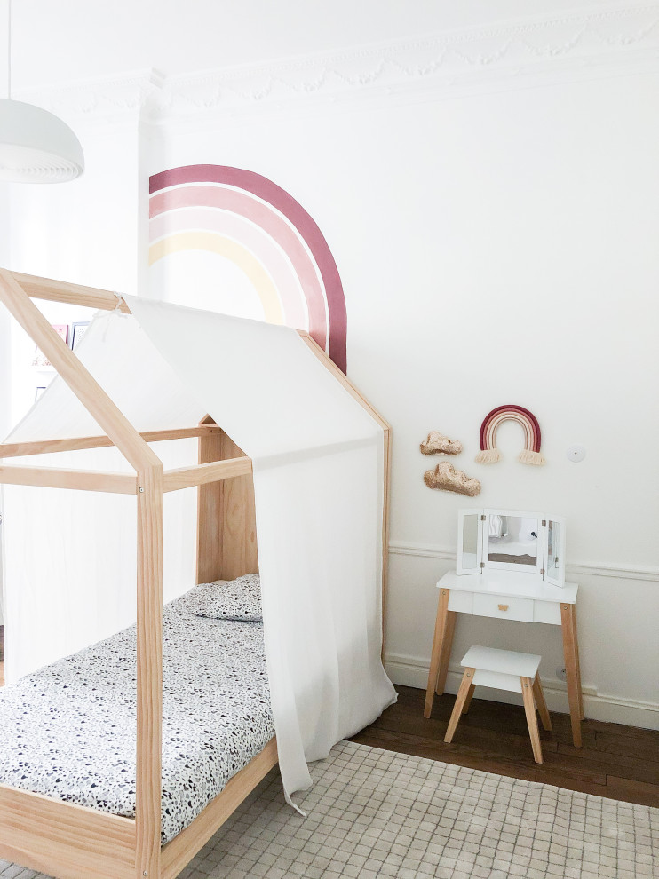 レンヌにある広い北欧スタイルのおしゃれな子供部屋 (白い壁、濃色無垢フローリング、児童向け、茶色い床) の写真