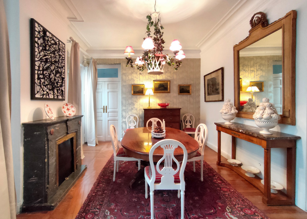 Modelo de comedor clásico renovado de tamaño medio cerrado con paredes multicolor, suelo de madera en tonos medios, todas las chimeneas y piedra de revestimiento