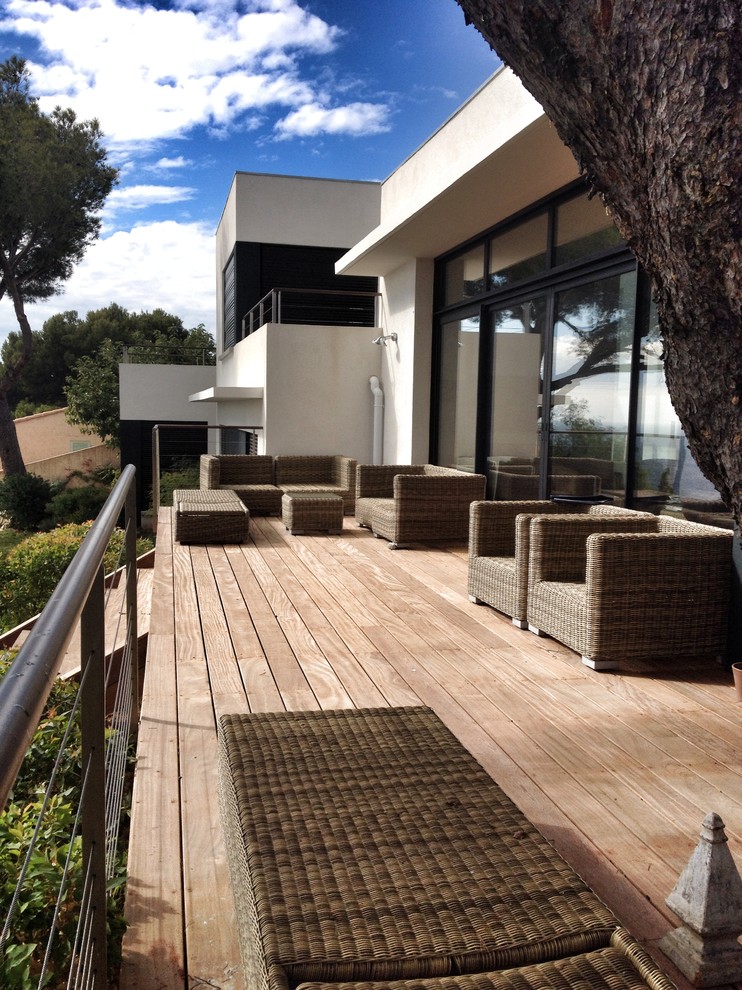 Inspiration for a large contemporary deck in Marseille.