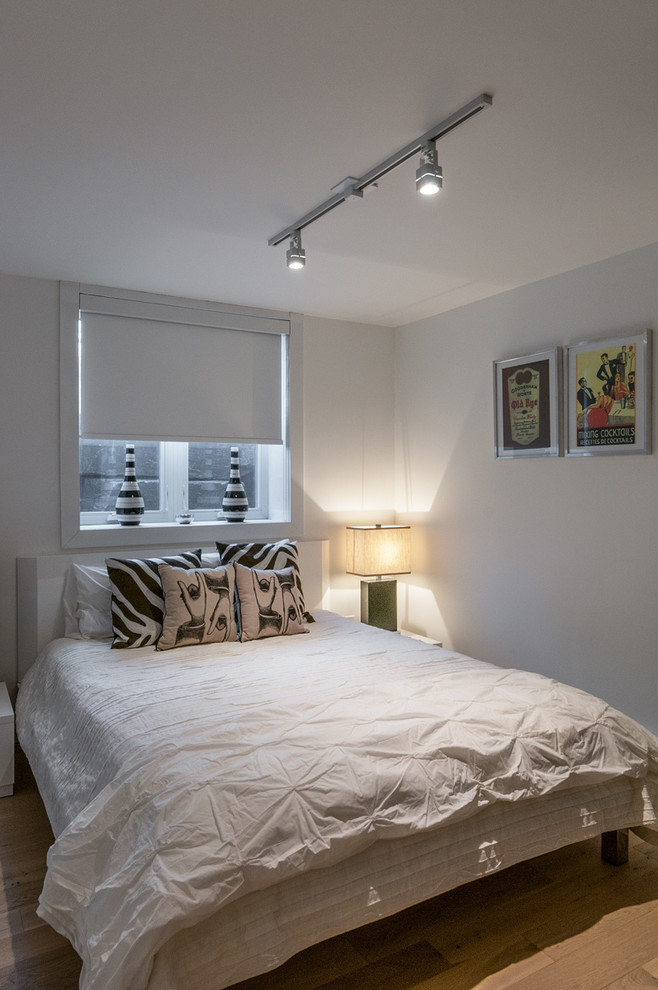 Transitional home design photo in Toronto