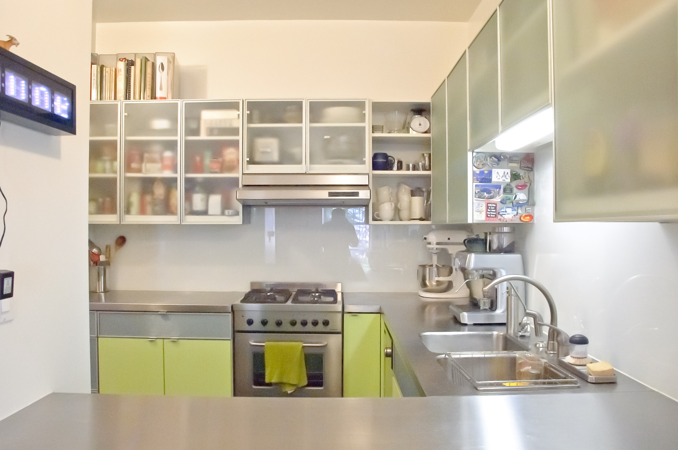 Idéer til køkken med grønne skabe og bordplade i rustfrit stål - Juni 2023  | Houzz DK