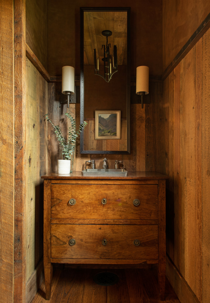 Exempel på ett litet klassiskt badrum, med möbel-liknande, skåp i mellenmörkt trä, bruna väggar, mörkt trägolv, träbänkskiva och brunt golv