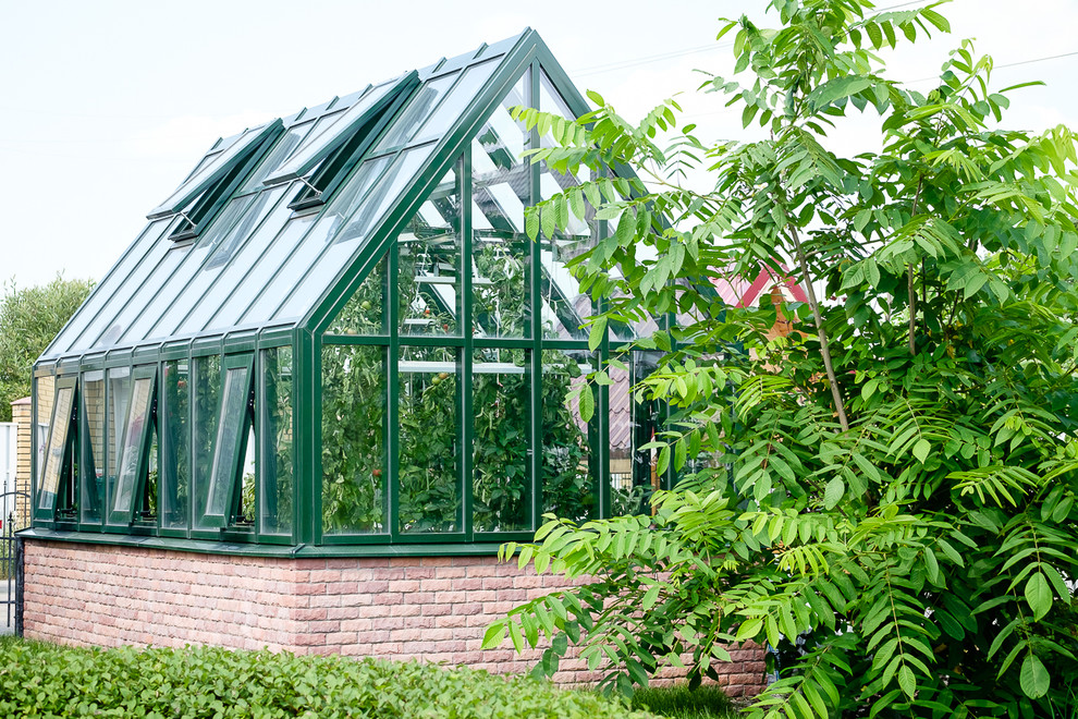 Traditional detached greenhouse in Yekaterinburg.