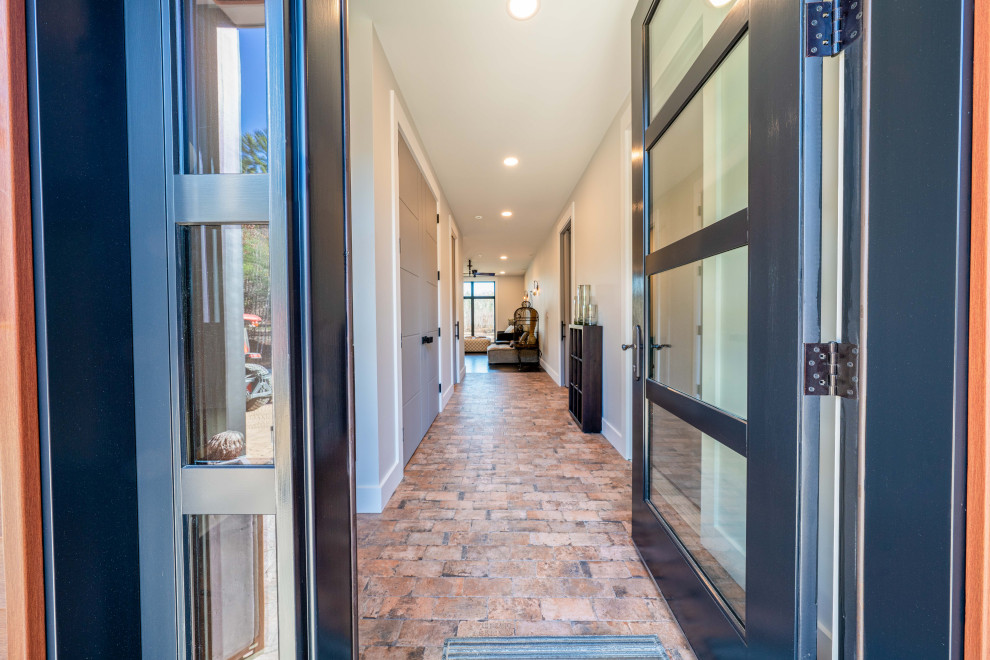 Idee per una porta d'ingresso moderna di medie dimensioni con pareti bianche, pavimento con piastrelle in ceramica, una porta singola, una porta grigia e pavimento marrone
