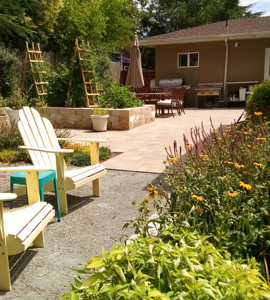 Design ideas for a traditional patio in Sacramento.