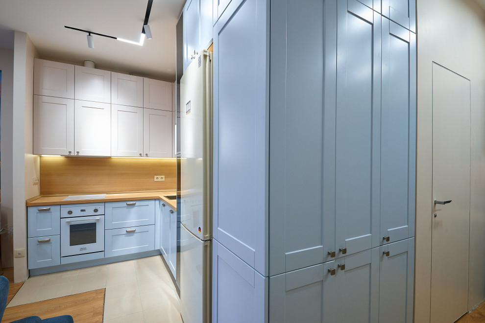 Кухня из эмали и шкаф для хранения