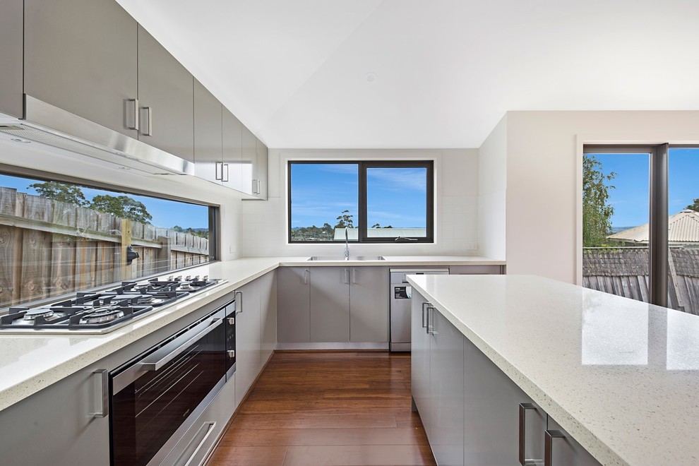This is an example of a transitional kitchen in Melbourne.