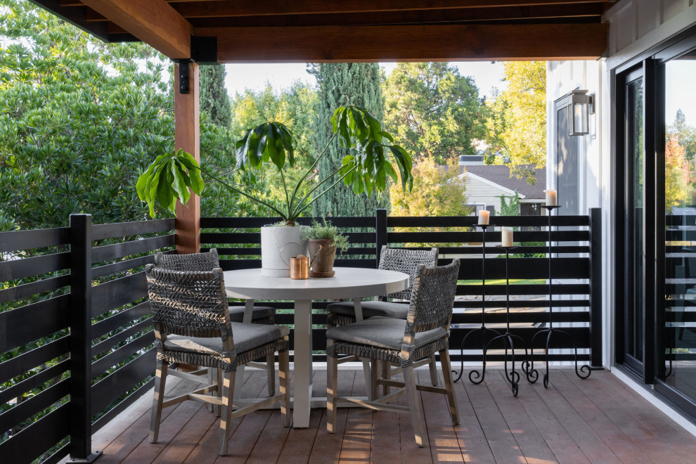Diseño de patio minimalista de tamaño medio en patio trasero con entablado y cenador