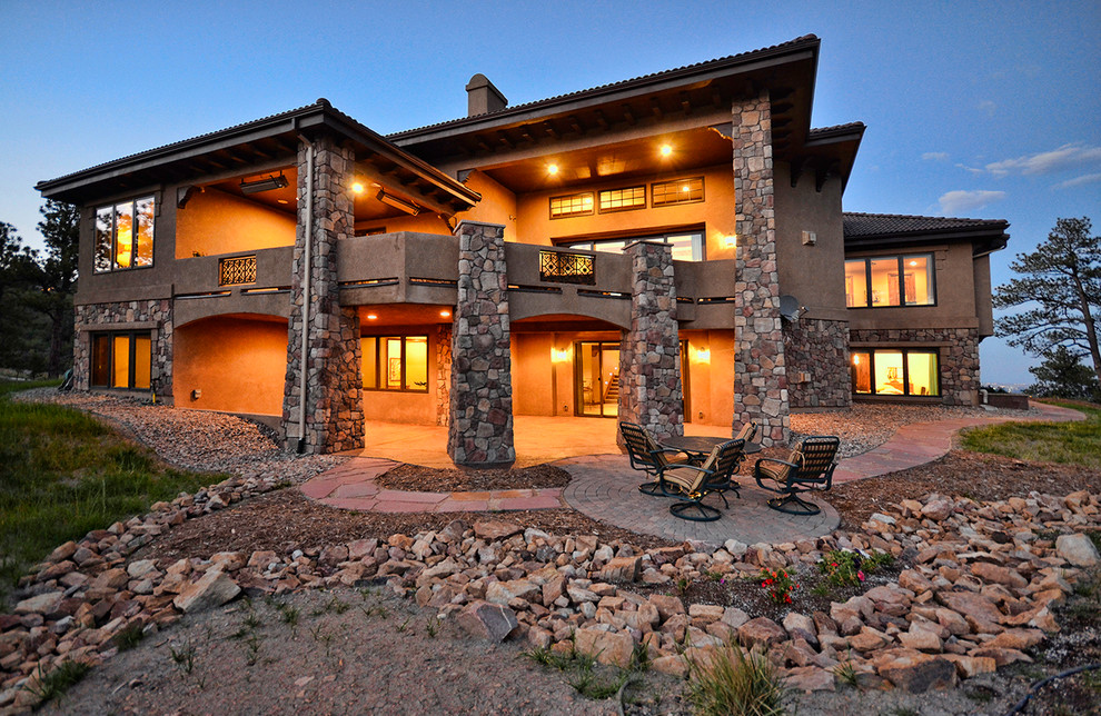 Example of a transitional home design design in Denver